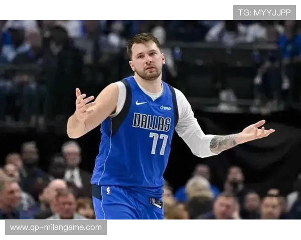 东契奇背身一步甩开防守,独行侠主场稳住局面 东契奇背身一步甩开防守,独行侠主场稳住局面